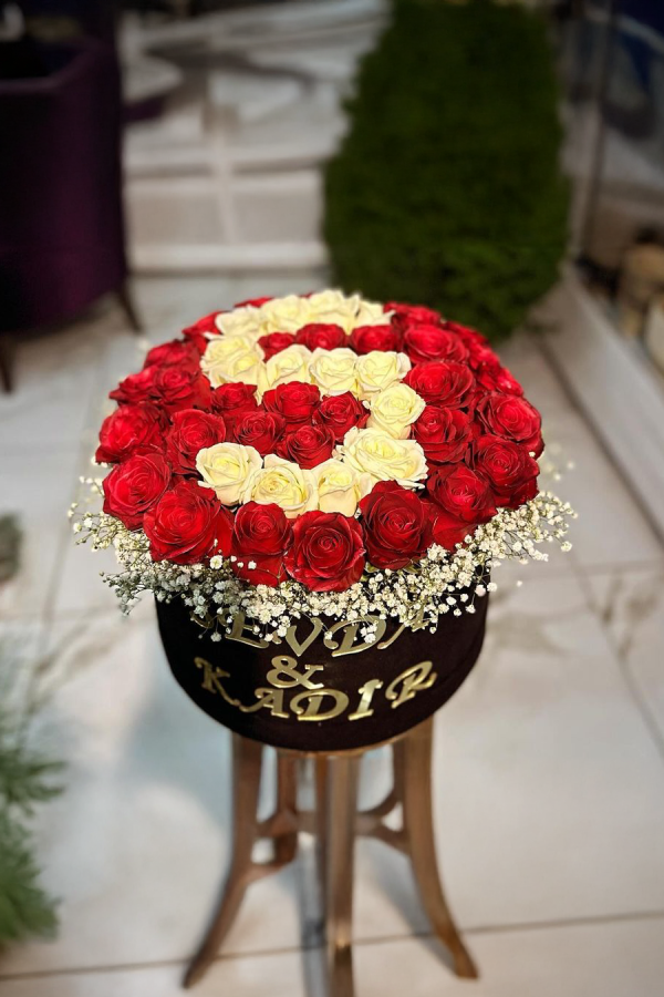harfli-kutuda-beyaz-kırmızı-gül