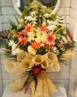 renkli güller ve gerbera aranjmanı buketi