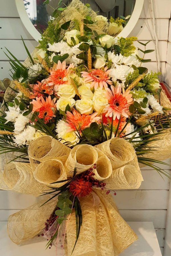 renkli güller ve gerbera aranjmanı buketi